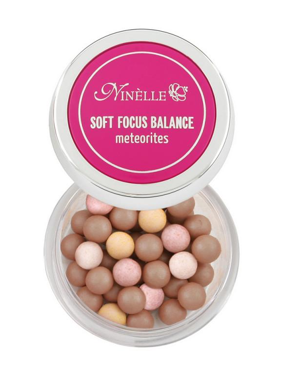 Румяна для лица в шариках Soft Focus Balance тон 26 Персик Румяна для лица в шариках Soft Focus Balance тон 26 ПерсикРумяна<br>Шесть великолепных оттенков румян в шариках идеально сочетаются с естественными оттенками кожи, создавая эффект натурального румянца. Румяна имеют тонкодисперсную текстуру, что делает их совершенно незаметными на лице. Светоотражающие частицы SOFT FOCUS BALANCE помогают визуально выровнять цвет лица и придать роскошное благородное сияние кожи изнутри. Ультра легкая текстура румян позволяет варьировать интенсивность оттенка румян на лице. А витамин Е в составе SOFT FOCUS BALANCE защищает кожу от ультрафиолетовых излучений и снимает раздражение. Средство является завершающим этапом макияжа и позволит сделать утонченным ваш образ. Для лучшего эффекта используйте вместе с другими продуктами SOFT FOCUS BALANCE.<br>Цвет: Персик;