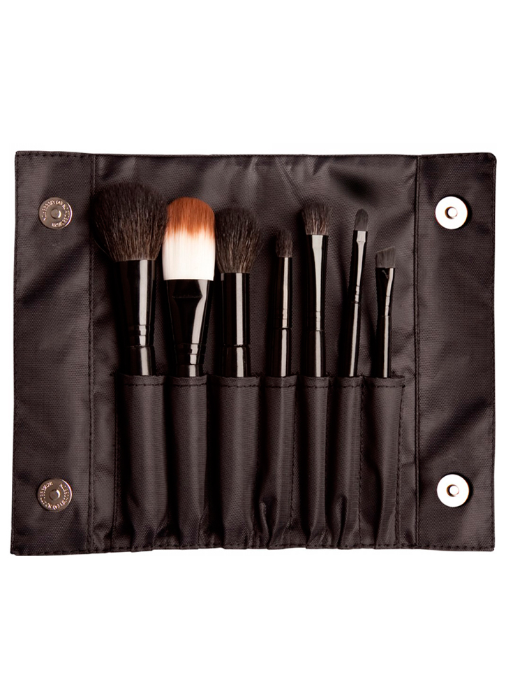 Набор синтетических кистей Brush Set Набор синтетических кистей Brush SetКисти<br>В набор входит семь кистей для макияжа, которые подойдут для профессиональных визажистов или индивидуального пользования. В удобном чехле вы найдете:кисть для пудры, плоскую кисть для тональной основы,кисть для румян, круглую и плоскую кисти для теней, кисть для губ, скошенную кисть для бровей или подводки.<br>